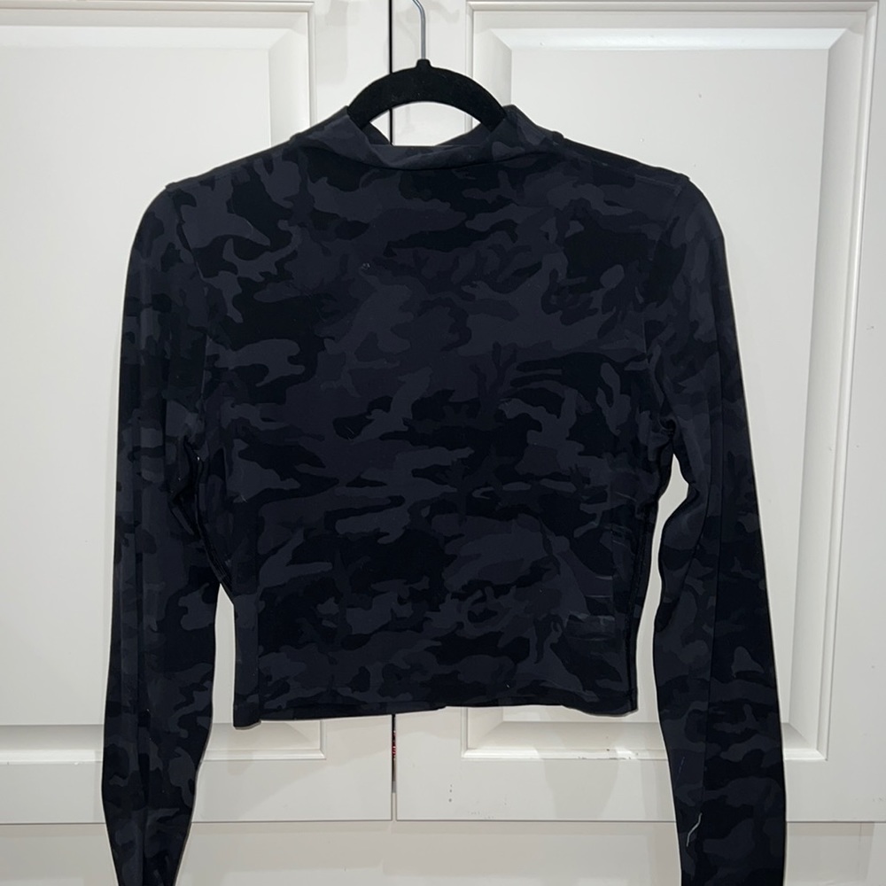 Lululemon black camo long sleeve mock neck crop top